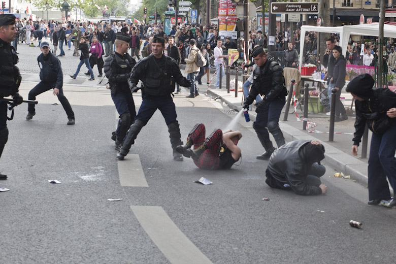 Manifestation du premier mai, place de la Bastille - Pshit le fach !